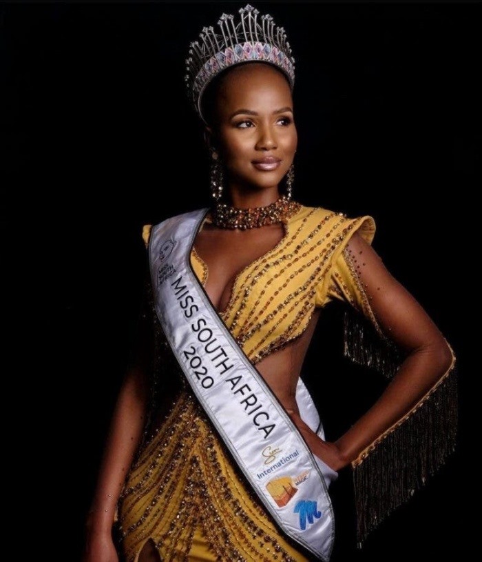 Hoa hậu đầu trọc” Shudufhadzo Musida bất ngờ được chỉ định thi Miss World 2021 khiến nhiều người lo lắng cho đại diện Việt Nam là Đỗ Thị Hà.  Shudufhadzo Musida năm nay 24 tuổi, đến từ Ha-Masia ở Limpopo. Cô đã có bằng Cử nhân Khoa học Xã hội về Triết học, Chính trị và Kinh tế tại Đại học Pretoria  Tờ News 24 đưa tin, Hoa hậu Nam Phi 2020 là Shudufhadzo Musida sẽ tham dự cuộc thi Miss World 2021 (Hoa hậu Thế giới) trong khi đó, á hậu 1 là người đẹp Thato Mosehle sẽ tham dự Miss Supranational contest (Hoa hậu Siêu quốc gia) và á hậu 2 cuộc thi Hoa hậu Hoàn vũ Nam Phi 2020 - Natasha Joubert được chỉ định tham dự cuộc thi Miss Universe 2021.  Thông tin này khiến cộng đồng nhan sắc thế giới vô cùng bất ngờ. Bởi, thông thường người đẹp đăng quang Hoa hậu Nam Phi sẽ được đại diện quốc gia này để tham gia đấu trường Miss Universe.  Tờ The South African nhận định, động thái này cho thấy quyết tâm chinh phục chiếc vương miện Hoa hậu Thế giới thứ hai của đất nước này. Trước đó, người đẹp Rolene Strauss đã mang về vương miện Hoa hậu Thế giới đầu tiên cho Nam Phi vào năm 2014.  Bày tỏ cảm xúc về quyết định thay đổi này của BTC, Shudufhadzo tâm sự: “Tôi rất vui mừng khi được tham dự Hoa hậu Thế giới, đặc biệt là vì nó kỷ niệm một cột mốc quan trọng khi tiếp bước những người đã đi trước tôi. Đây là một cơ hội tuyệt vời và tôi rất nóng lòng được đại diện cho đất nước này và có dòng chữ “Hoa hậu Nam Phi” rực rỡ trên ngực. Tôi muốn làm Nam Phi tự hào!“.  Người đẹp Nam Phi sở hữu nụ cười thân thiện và hình thể nóng bỏng  Việc Shudufhadzo Musida sẽ cạnh tranh trực tiếp với đại diện của Việt Nam là người đẹp Đỗ Thị Hà khiến không ít người hâm mộ lo lắng. Bởi, Shudufhadzo vốn được đánh giá cao, đặc biệt là vẻ đẹp khác lạ với mái tóc được cạo trọc, cùng nụ cười toả nắng và sự tự tin. Dáng vóc của Shudufhadzo Musida cũng được khen ngợi với vòng một căng đầy và thân hình khoẻ khoắn.  Ngoài ra, Shudufhadzo còn là một nhà hoạt động xã hội, cô tham gia vào các tổ chức chống lại sự kỳ thị và bạo lực giới ở quê nhà. Cô cũng dành thời gian tham gia chiến dịch truyền thông nhằm thay đổi định kiến của xã hội xung quanh vấn đề định kiến nam nữ.  Đáng nói hơn, năm ngoái Hoa hậu Thế giới cũng gây chấn động khi chứng kiến màn đăng quang lịch sử của người đẹp da màu Toni-Ann Singh. Việc Nam Phi lựa chọn một người đẹp da màu với vẻ đẹp khác lạ, câu chuyện truyền cảm hứng như Shudufhadzo Musida rõ ràng có “ý đồ“.