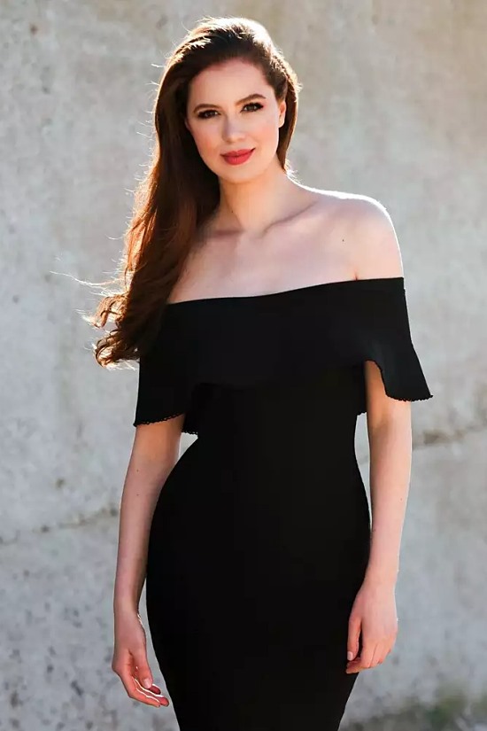 Svetlana Mamaeva đại diện cho Canada tại Miss World 2021. Cô 21 tuổi, cao 1,8 m và từng đoạt ngôi á hậu 3 Hoa hậu Hoàn vũ Canada 2020.