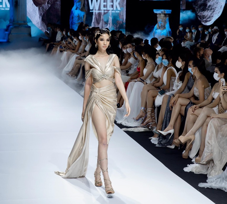 Dù mới 18 tuổi nhưng Cẩm Đan tự tin trình diễn trên sàn catwalk.  Trong một tạo hình khác, Cẩm Đan táo bạo khi đội trăn lên thảm đỏ.