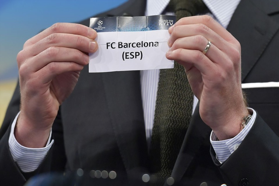 Cổ động viên của Barcelona sẽ nín thở trong Lễ bốc thăm để biết đối thủ ở vòng 1/8. Ảnh: UEFA