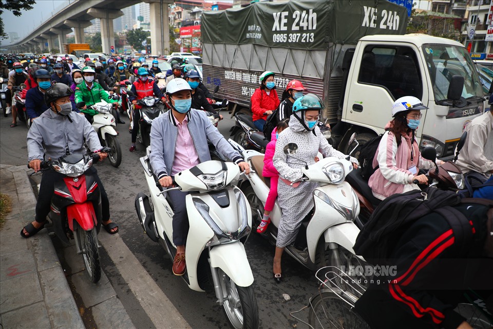Tình trạng ùn tắc thường xuyên xảy ra trên tuyến đường Nguyễn Trãi, vì vậy người dân rất kỳ vọng đường sắt trên cao sớm đi vào hoạt động để giảm tải giao thông bên dưới.