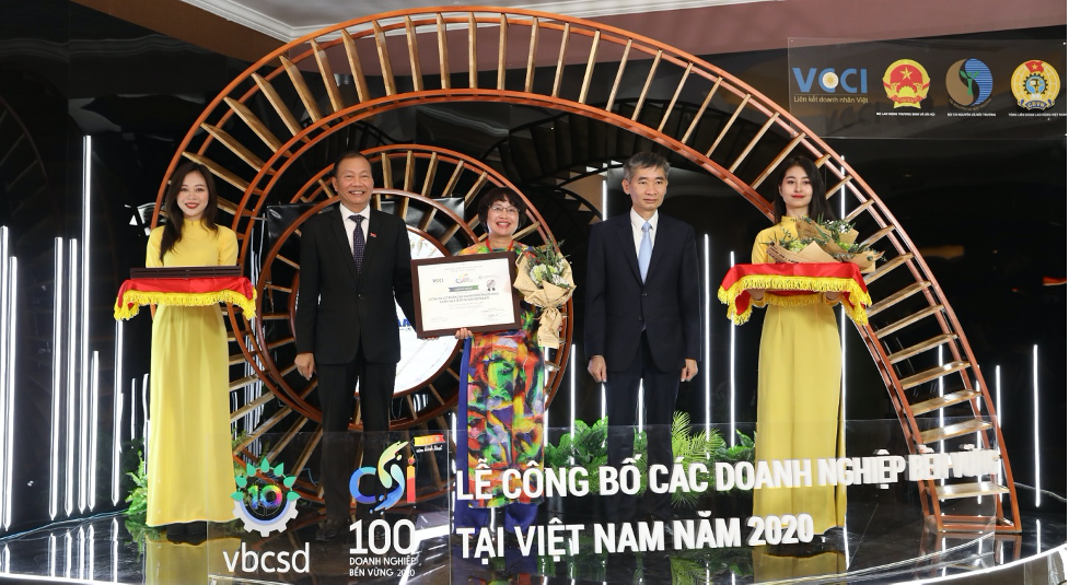 Bà Lê Thị Minh Thảo – Phó TGĐ Tập đoàn Phenikaa đại diện nhận giải thưởng Top 100 DN phát triển bền vững 2020