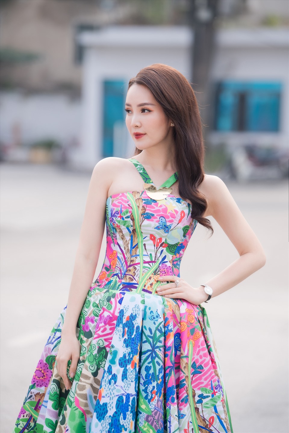 Á hậu Thuỵ Vân cũng là một trong những người đẹp bước ra từ Hoa hậu Việt Na có cuộc viên mãn nhất. Không chỉ thành công trong công việc cô còn có cuộc sống hạnh phúc cùng chồng và con trai. Ảnh: Vũ Toàn.