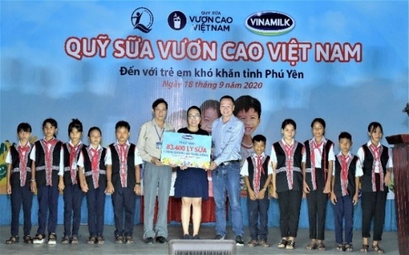 Năm 2020, Vinamilk và Quỹ sữa Vươn cao Việt Nam trao tặng 83.400 ly sữa, tương đương khoảng 600 triệu đồng cho 930 trẻ em có hoàn cảnh khó khăn tại tỉnh Phú Yên.