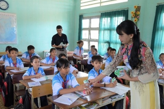 Những ly sữa được các thầy cô giáo trao đến tay các em học sinh trường Phổ thông Dân tộc Nội trú huyện Đồng Xuân.