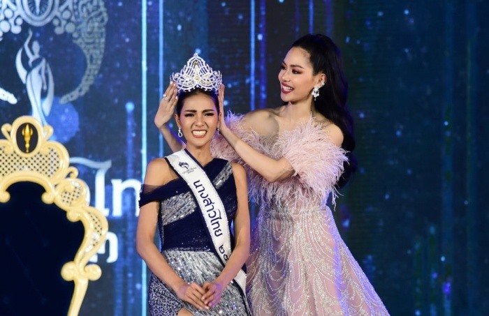 Natthapat Pongpraphan có kinh nghiệm dày dặn tại các đấu trường sắc đẹp. Cô từng đăng quang Miss Grand Nakhon Pathom 2017, Miss CosmoWorld 2017, vào top 20 Hoa hậu Hòa bình Thái Lan 2017. Năm nay, cô tham dự Hoa hậu Hoàn vũ Thái Lan và dừng chân ở Top 20. Ảnh: Miss Thailand