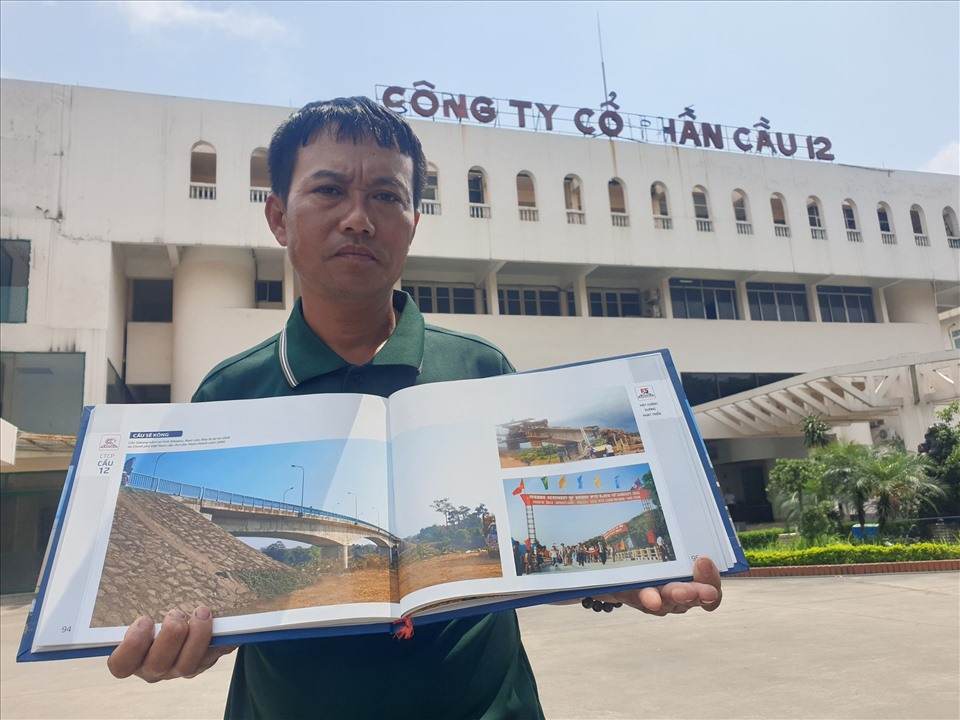 Ông Long cùng tấm ảnh kỷ yếu khi thi công Cầu Sê Kông (Lào) trong thời gian làm việc tại cty Cầu 12. Ảnh: Trần Tuấn.