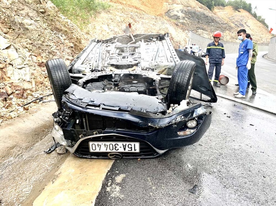 Hiện trường chiếc xe 5 chỗ ngồi biển số 15B-304.40 do lái xe Trần Văn T điều khiển đâm vào vách núi khu danh thắng Yên Tử (Quảng Ninh) rồi lật úp rồi bốc cháy khiến lái xe thiệt mạng. Ảnh: CTV