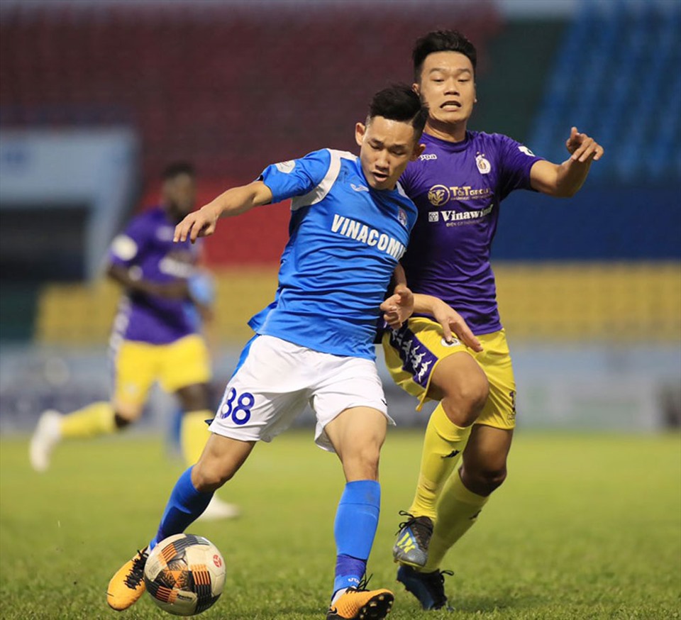 Than Quảng Ninh (áo xanh) đứng trước rất nhiều khó khăn ở V.League 2021 khi một loạt trụ cột đã chia tay đội vì nợ lương. Ảnh: VPF.