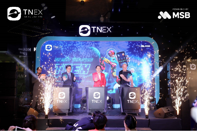 Ông Trần Anh Tuấn – Chủ tịch Ngân hàng MSB (đứng giữa), ông Nguyễn Hoàng Linh – Tổng giám đốc MSB (ngoài cùng bên trái) và ông Bryan Carroll – Tổng giám đốc TNEX (ngoài cùng bên phải) cùng “chạm” mở TNEX