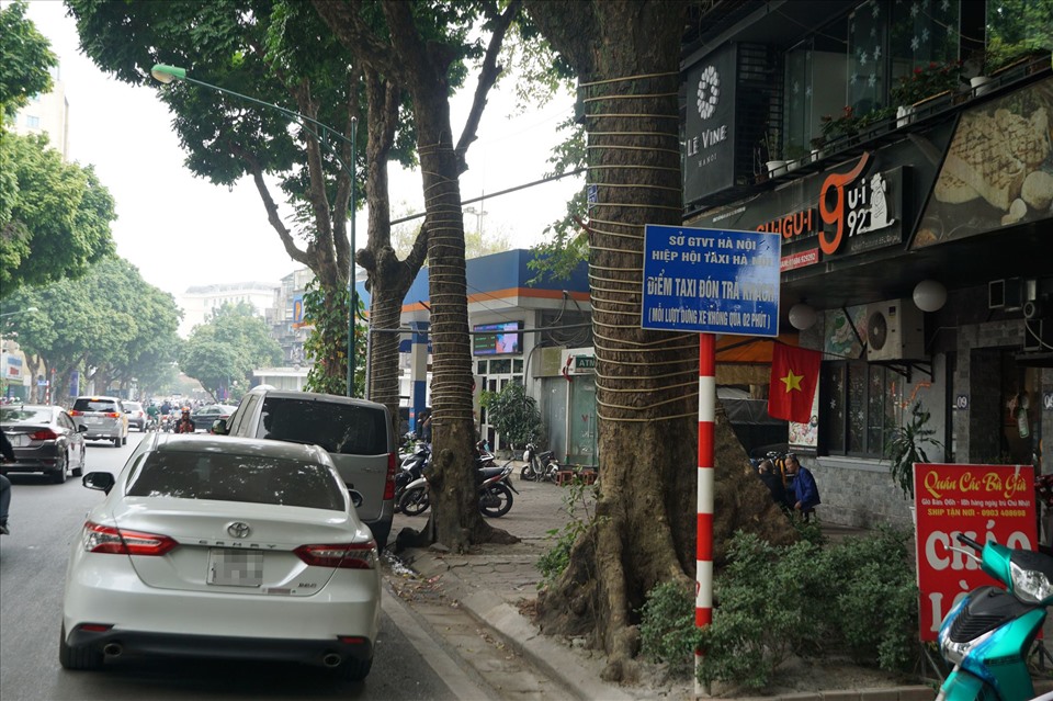 Điểm dừng, đỗ taxi bị xe cá nhân chiếm dụng tại phố Trần Hưng Đạo.
