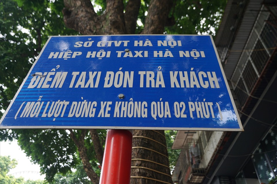 Taxi đỗ ngay tại điểm đỗ trên phố Lý Thường Kiệt dù quy định không được dừng quá 2 phút. Ảnh: Đức Giang