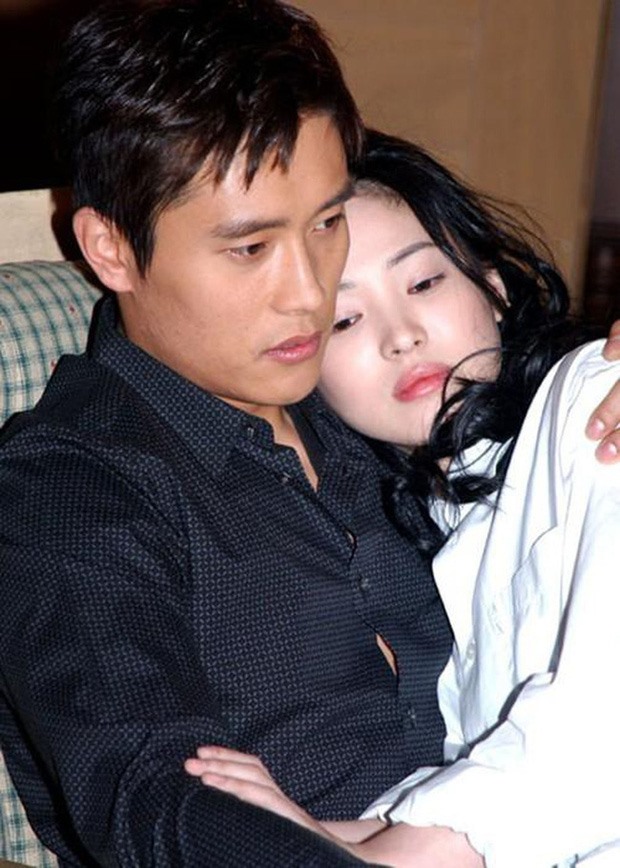 Năm 2003, “quốc bảo nhan sắc” xứ Hàn tham gia bộ phim “Một cho tất cả” cùng tài tử Lee Byung Hun. Cặp đôi tạo nên một chuyện tình đẹp trên phim và cũng vô cùng lãng mạn ngoài đời. Thế nhưng, cả 2 cũng chỉ yêu nhau trong hơn một năm, sau đó tuyên bố chia tay. Ảnh cắt phim.