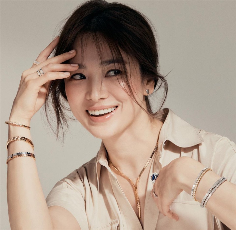 Song Hye Kyo được xem là biểu tượng sắc đẹp màn ảnh Hàn hơn 2 thập kỷ qua. Với gương mặt đẹp cùng diễn xuất thực lực, cô là ái nữ được khán giả Hàn Quốc yêu mến qua các tác phẩm như: “Một cho tất cả”, “Ngôi nhà hạnh phúc”, “Thế giới hạnh phúc”, “Thế giới họ đang sống”, “Hậu duệ mặt trời”… Ảnh: Instagram NV.