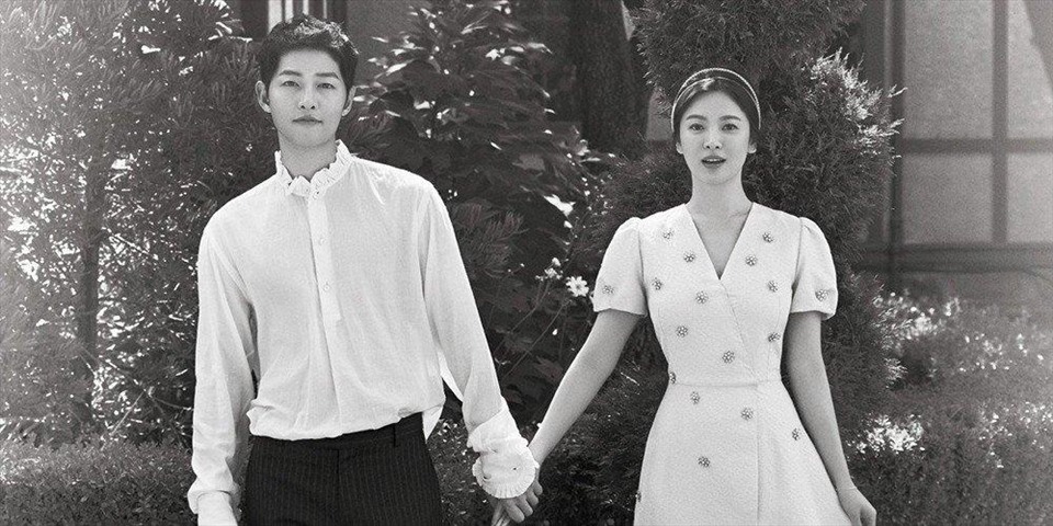 Tháng 10.2017, cặp đôi tổ chức hôn lễ hoành tráng trong sự chúc phúc của đông đảo đồng nghiệp và người hâm mộ. Trong lễ cưới, Song Joong Ki cũng dành lời thề sẽ cố gắng vượt qua giông bão, dẫu có vấp ngã cũng dùng nụ cười để động viên đối phương. Ảnh: Instagram NV.