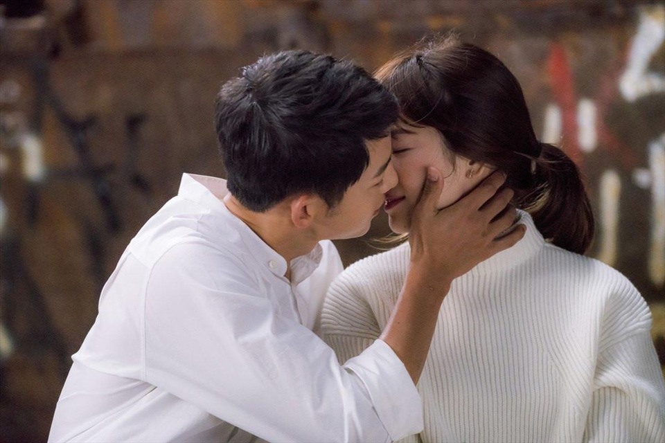 Được biết, Song Joong Ki và Song Hye Kyo quen biết từ trước khi tham gia “Hậu duệ mặt trời”. Trong 6 tháng đóng phim cùng nhau được xem là là chất xúc tác giúp tình yêu của họ bùng cháy. Ảnh cắt phim.