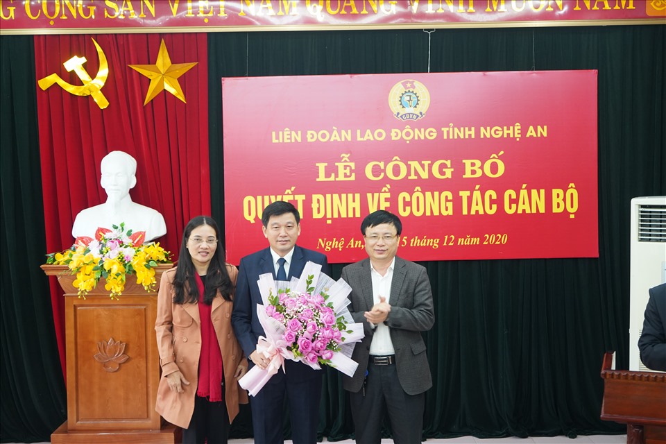Lãnh đạo HĐND-UBND tỉnh Nghệ An tặng hoa chúc mừng đồng chí Kha Văn Tám. Ảnh: QĐ