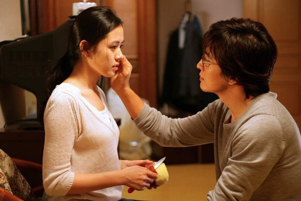 Năm 2005, Son Ye Jin khiến nhiều người bất ngờ khi tự mình đảm nhận hàng loạt cảnh giường chiếu trong phim “Tuyết tháng Tư” cùng Bae Yong Joon. Ảnh cắt phim.