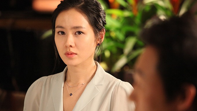 Sau “Tuyết tháng Tư”, Son Ye Jin liên tục nhận những vai diễn có cảnh quay 18+. Số lượng cảnh nóng và độ táo bạo của nữ diễn viên liên tục tăng lên theo thời gian như trong phim “White Night”, “Open City”, “My Wife Got Married”...  Ảnh cắt phim.