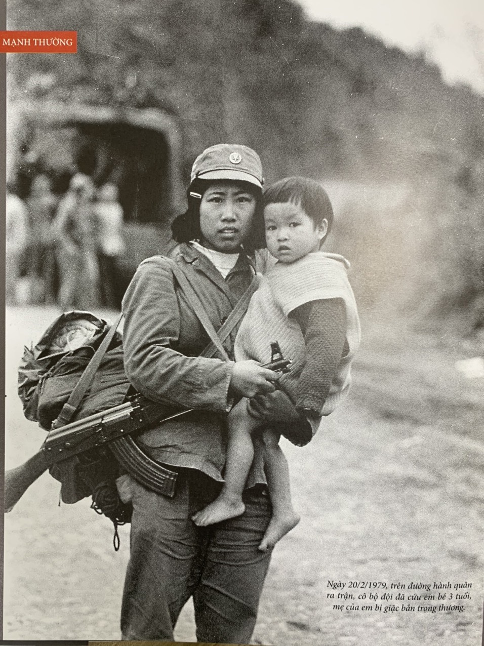 Một trong những bức ảnh mà Nghệ sĩ nhiếp ảnh Trần Mạnh Thường thích nhất. “Ngày 20.2.1979, trên đường hành quân ra trận, cô bộ độ đã cứu em bé 3 tuổi, mẹ của em bị giặc bắn trọng thương“.