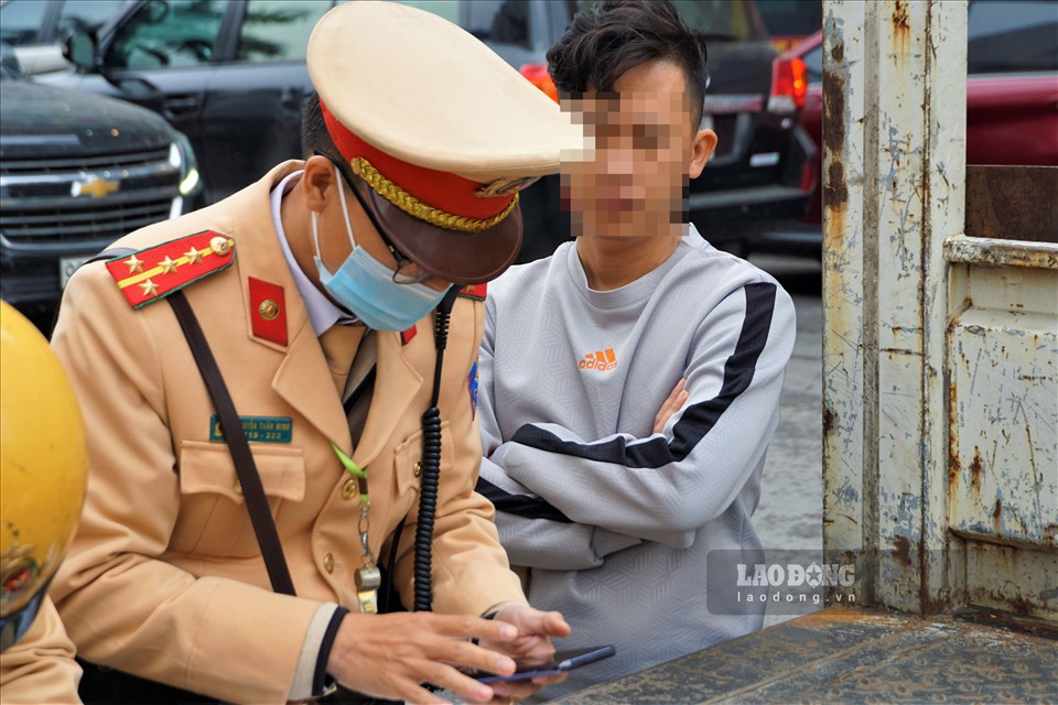 Theo Phòng CSGT Hà Nội, trong thời gian từ 27.11 đến 10.12, có 1.500 trường hợp phương tiện dừng đỗ sai quy định trên các tuyến đường thuộc địa bàn thành phố bị lập biên bản xử phạt.