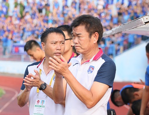 Huấn luyện viên Phan Thanh Hùng chia tay Than Quảng Ninh. Ảnh: quangninhfc
