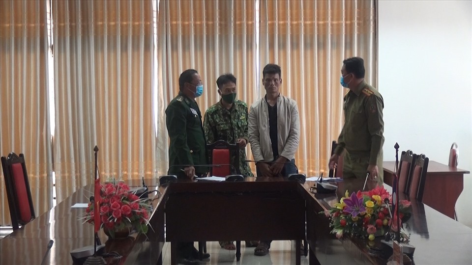 Bộ đội biên phòng Quảng Trị bàn giao đối tượng Khamsing cho Ty an ninh tỉnh Savannakhet. Ảnh: Mạnh Hùng