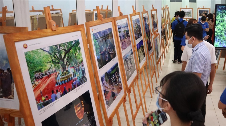 Giới trẻ Bình Phước tham quan triển lãm ảnh, phóng sự - tài liệu trong cộng đồng Asean. Ảnh: Dương Bình