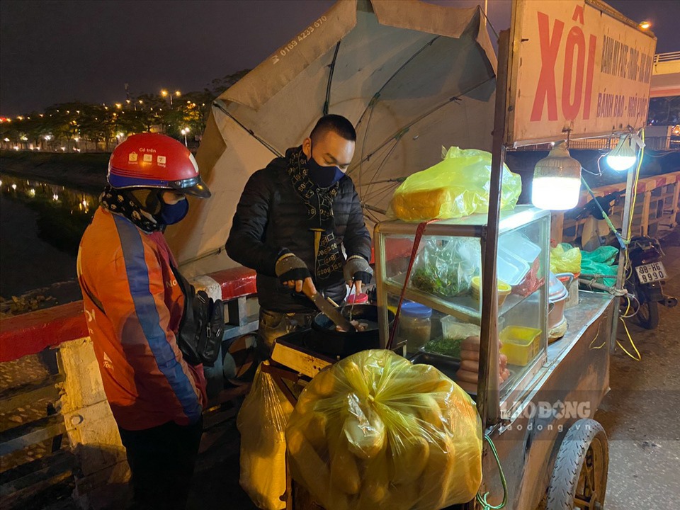 Nhiều xe đẩy bán hàng khác tại các phố Nguyễn Trãi, Cầu Giấy, Cầu Diễn,..cũng thu hút rất đông lượng khách ghé mua, thời điểm PV báo Lao Động ghi nhận đã 21-22 giờ tối, nhiệt độ càng giảm sâu nhưng đây lại là thời điểm khách hàng ghé mua đông nhất.