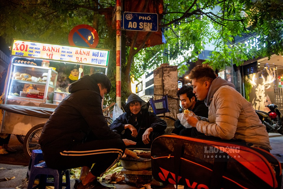 Có lẽ nhiều người hẳn đã quá quen thuộc với những hình ảnh các xe đẩy bán hàng rong hoạt động xuyên đêm trên khắp các con phố của Hà Nội. Các gánh xe này thường hoạt đọng từ 8 giờ tối đến 1-2 giờ sáng. Thường ghi nhận lượng khách rất đông.