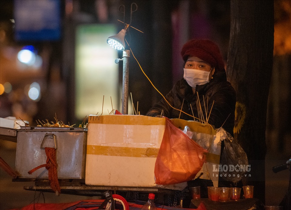 Có rất nhiều những mảnh đời, đang phải gồng mình để mưu sinh trước những cơn gió lạnh. Có lẽ đối với họ, nỗi lo “miếng cơm manh áo” đã trở thành tấm chăn để họ trở nên kiên cường, cố gắng lao động trong tiết trời như thế này.