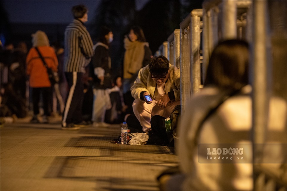 Tại Hà Nội, nhiều điểm cầu đi bộ cũng là chỗ ngồi tụ tập ưa thích của giới trẻ. Thường vào khoảng 8 giờ tối trở đi, các bạn trẻ rất hay tụ tập ở những chiếc cầu này. Và trời lạnh cũng vẫn không cản được các bạn.
