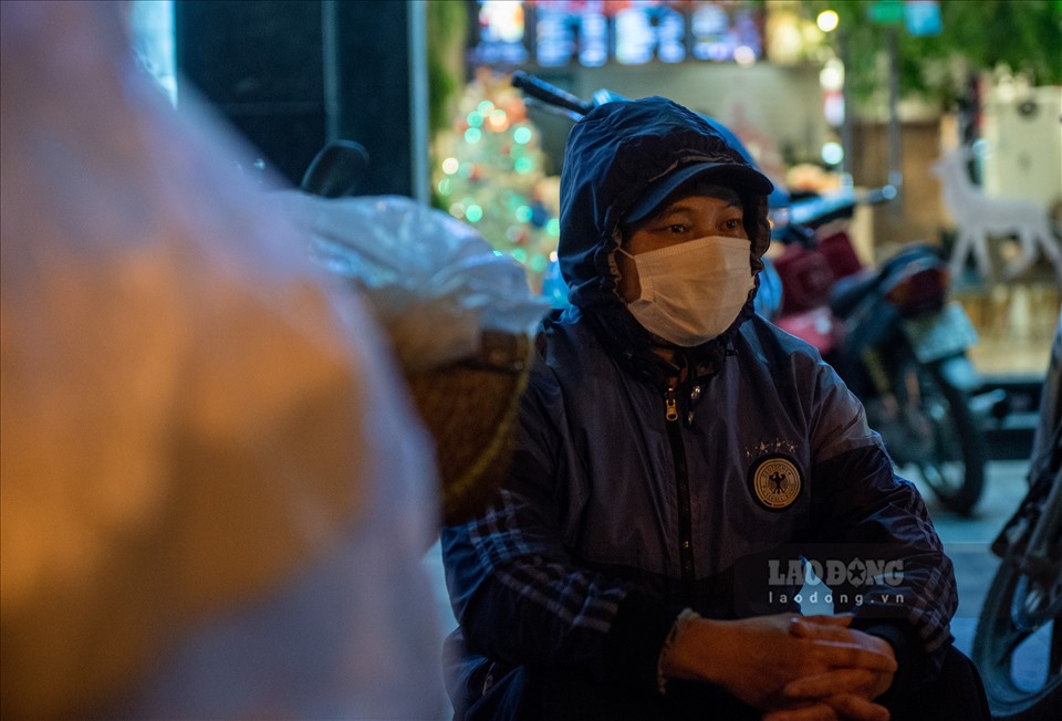 Trong đêm đông, cũng có nhiều người khó bán hàng hơn so với mọi ngày. Thế nhưng ghi nhận của phóng viên lúc 22 giờ, nhiều người vẫn cố gắng ở lại với hi vọng ngày hôm nay kiếm đủ số tiền.