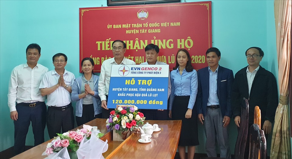 Công đoàn EVNGENCO 2 hỗ trợ tiền cho  người dân Quảng Nam sau mưa lũ. Ảnh: Hữu Long