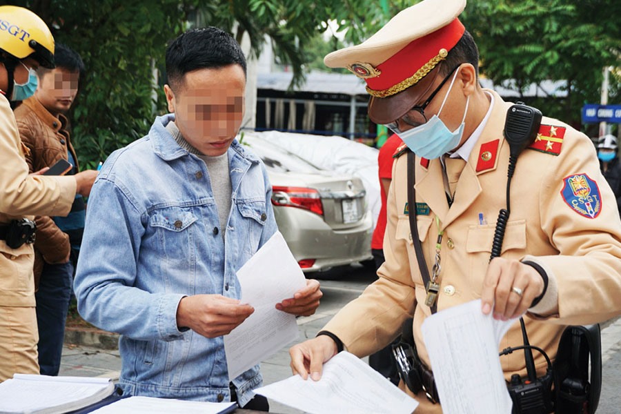 Lực lượng CSGT xử phạt nguội xe dừng đỗ sai quy định sáng 15.12 tại Hà Nội. Ảnh: PHẠM ĐÔNG