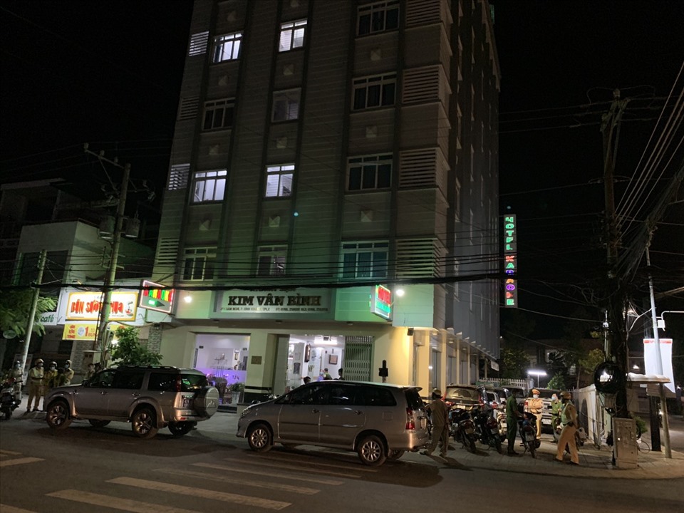 Bên ngoài khách sạn Kim Vân Bình nơi công an phát hiện hành vi mua bán dâm. Ảnh:  Vũ Tiến