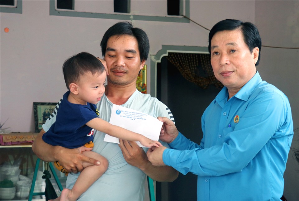 Ông Trần Thanh Việt trao hỗ trợ cho đoàn viên có con mắc bệnh hiểm nghèo. Ảnh: Lục Tùng