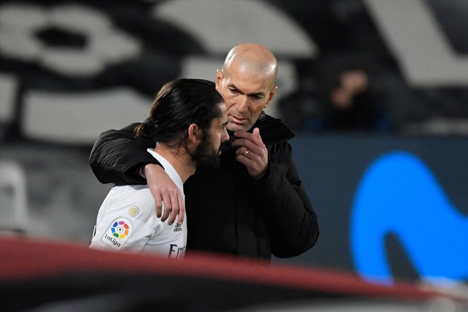 Hẳn Zinedine Zidane cũng biết điều đó, nhưng cứ kéo dài mãi tình trạng này sẽ khiến họ luôn đứng giữa ranh giới nguy hiểm. Ảnh: AFP