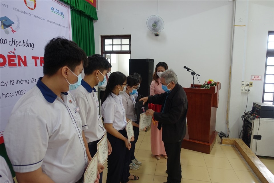 Ông Nguyễn Trùng Phương - Chủ tịch Hội Khuyến học tỉnh Đồng Nai trao học bổng cho các em.