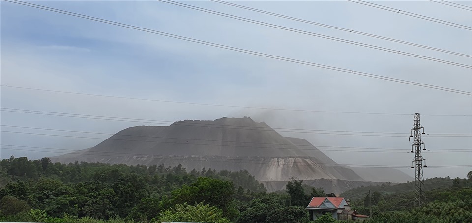 Bụi từ việc đổ thải cao như quả núi của TKV đã gây ra ảnh hưởng cả một vùng rộng lớn (ảnh nhìn từ cao tốc Hạ Long- Vân Đồn (Quảng Ninh). Ảnh: T.N.D