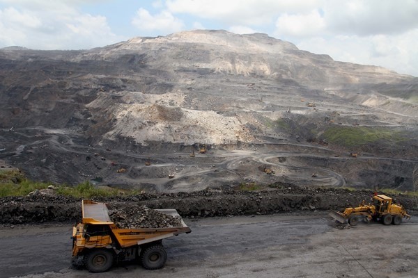 Mỗi năm, Tập đoàn TKV và Tổng Công ty Đông Bắc khai thác than, đổ thải hàng chục triệu m3 đất đá. Ảnh: T.N.D