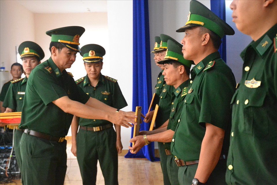 Đại tá Huỳnh Văn Đông, Chính ủy BĐBP tỉnh Kiên Giang trao thưởng cho các tập thể, cá nhân có thành tích xuất sắc trong phong trào quyết thắng năm 2020. Ảnh: Lục Tùng