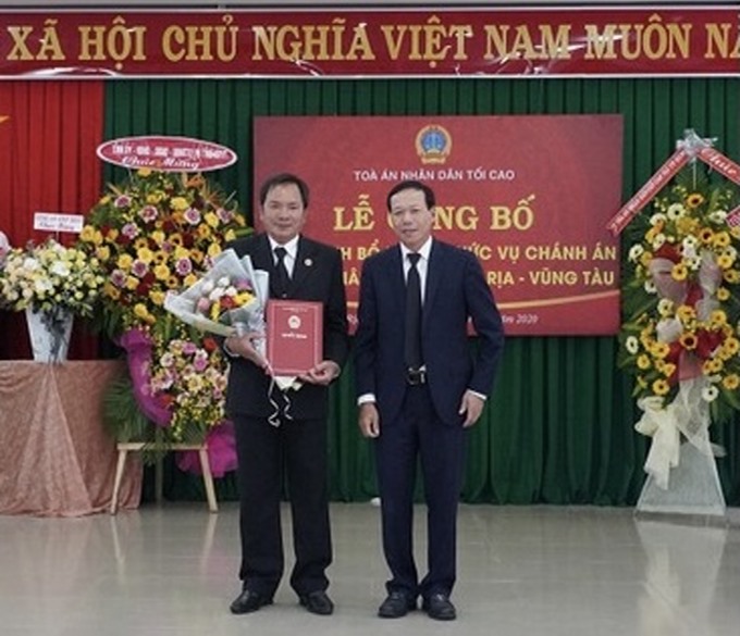 Phó Chánh án TAND Tối cao Nguyễn Trí Tuệ (phải) trao quyết định bổ nhiệm ông Trần Văn Vui giữ chức vụ Chánh án TAND tỉnh Bà Rịa-Vũng Tàu. Ảnh VGP