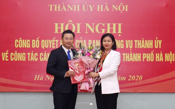 Phó Bí thư Thường trực Thành ủy Hà Nội Nguyễn Thị Tuyến trao Quyết định cho ông Nguyễn Phi Thường. Ảnh VGP