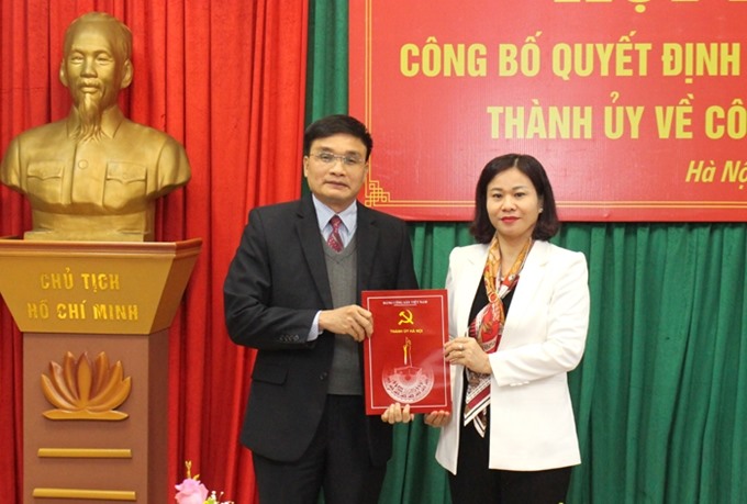 Phó Bí thư Thường trực Thành ủy Hà Nội Nguyễn Thị Tuyến trao Quyết định cho ông Nguyễn Trường Sơn. Ảnh VGP