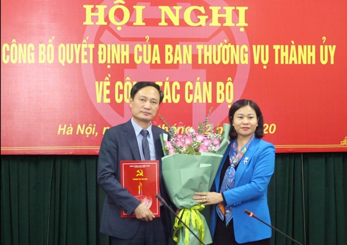 Phó Bí thư Thường trực Thành ủy Hà Nội Nguyễn Thị Tuyến trao Quyết định cho ông Phạm Minh Anh. Ảnh VGP