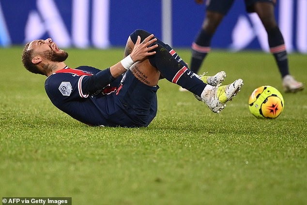 Neymar rất đau đớn khi bị phạm lỗi, nhưng rất may là chấn thương không quá nặng. Ảnh: AFP