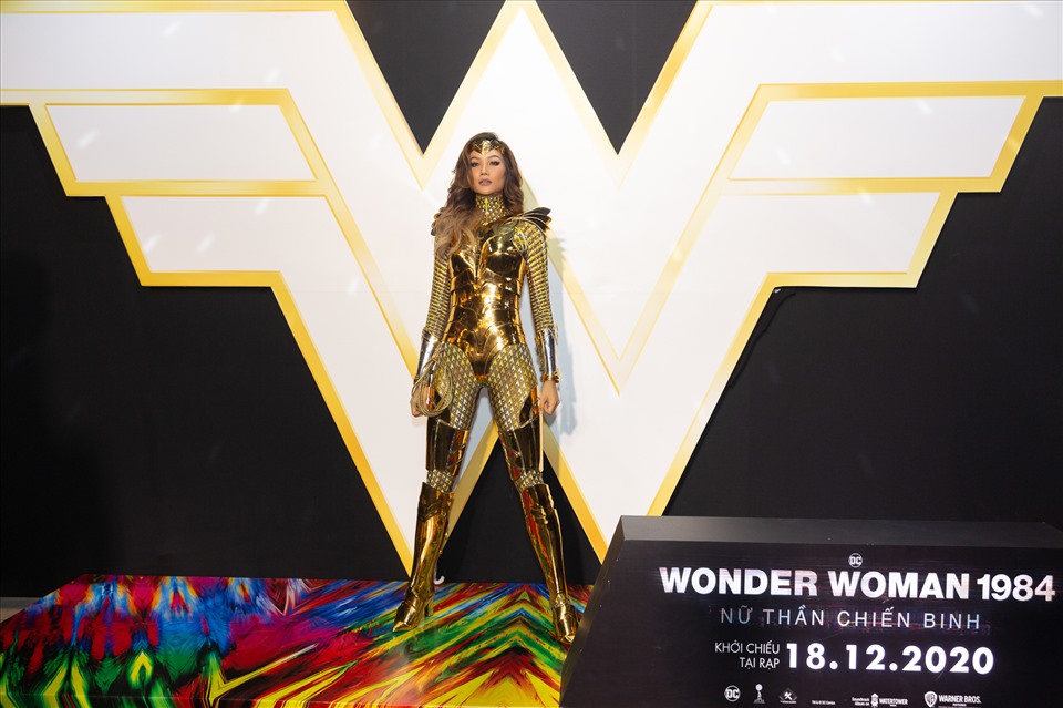 Lựa chọn xuất hiện tại sự kiện công chiếu phim “Wonder Woman 1984”, H’Hen Niê diện bộ trang phục cảm hứng từ nhân vật nữ chính Wonder Woman – một chiến binh Amazon nổi tiếng của DC Comics.