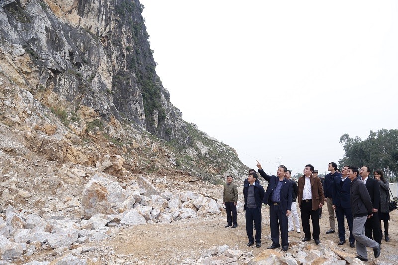 Phó Chủ tịch UBND tỉnh Thanh Hóa Lê Đức Giang (người chỉ tay) cùng đoàn khảo sát tại mỏ đá, nơi xảy ra sự việc. Ảnh: P.S