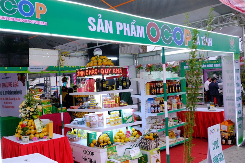 Một gian hàng bày bán sản phẩm OCOP ở Hà Tĩnh. Ảnh: VP NTM.